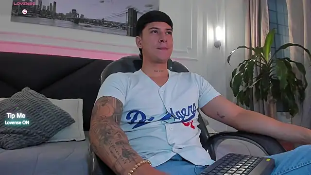 Snapshot of Damian23__ chatting on 04.08.26 Damian23 online show from 04.08.26