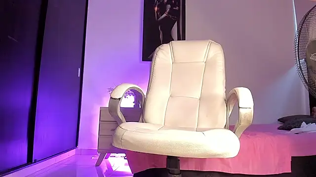 Snapshot of ALANAH_KITTY chatting on 12.09.24 ALANAH KITTY online show from 12.09.24