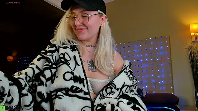 Snapshot of Debbie_Taylor chatting on 04.18.26 Debbie Taylor online show from 04.18.26