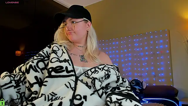 Snapshot of Debbie_Taylor chatting on 04.18.26 Debbie Taylor online show from 04.18.26