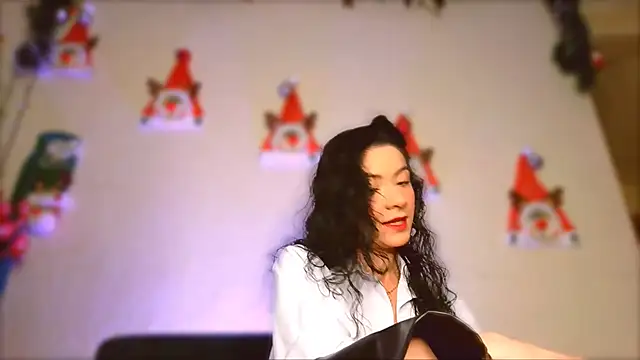 Snapshot of miabeautyxx chatting on 12.20.24 miabeautyxx online show from 12.20.24