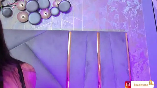 Snapshot of KimDevinne chatting on 09.17.25 KimDevinne online show from 09.17.25