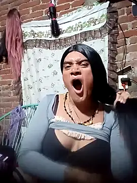 Snapshot of yovana13 chatting on 09.29.25 yovana13 online show from 09.29.25