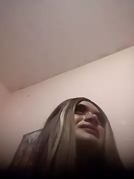 Snapshot of yovana13 chatting on 10.25.25 yovana13 online show from 10.25.25