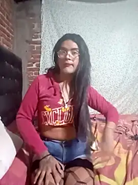 Snapshot of yovana13 chatting on 10.29.25 yovana13 online show from 10.29.25