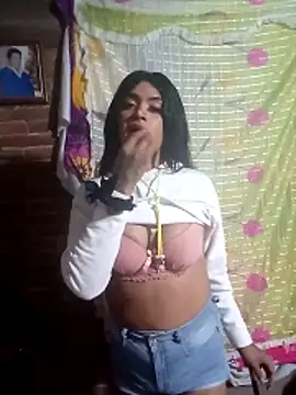 Snapshot of yovana13 chatting on 11.16.25 yovana13 online show from 11.16.25