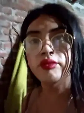 Snapshot of yovana13 chatting on 11.21.25 yovana13 online show from 11.21.25