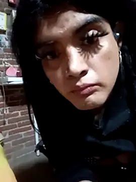 Snapshot of yovana13 chatting on 11.24.25 yovana13 online show from 11.24.25