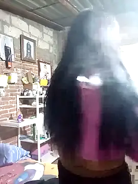 Snapshot of yovana13 chatting on 11.25.25 yovana13 online show from 11.25.25