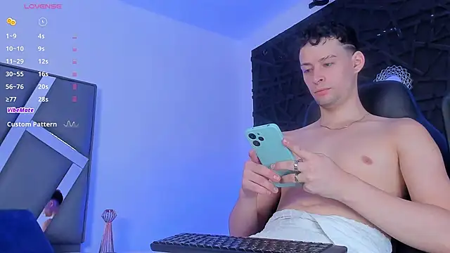 Snapshot of JadeSmiith_ chatting on 12.27.24 JadeSmiith online show from 12.27.24