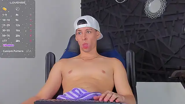 Snapshot of JadeSmiith_ chatting on 12.30.24 JadeSmiith online show from 12.30.24