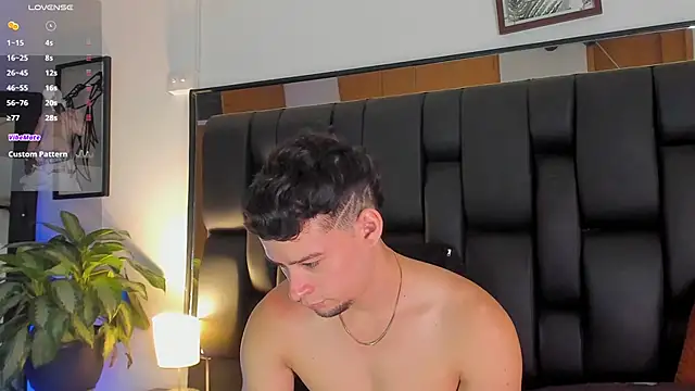 Snapshot of JadeSmiith_ chatting on 12.04.25 JadeSmiith online show from 12.04.25