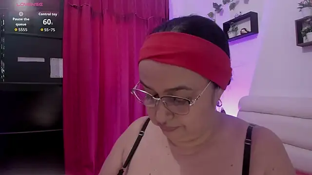 Gia Nahomi online show from 10.23.25