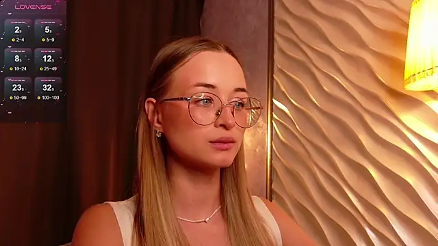 Snapshot of Tiffanyhunt chatting on 11.19.25 Tiffanyhunt online show from 11.19.25