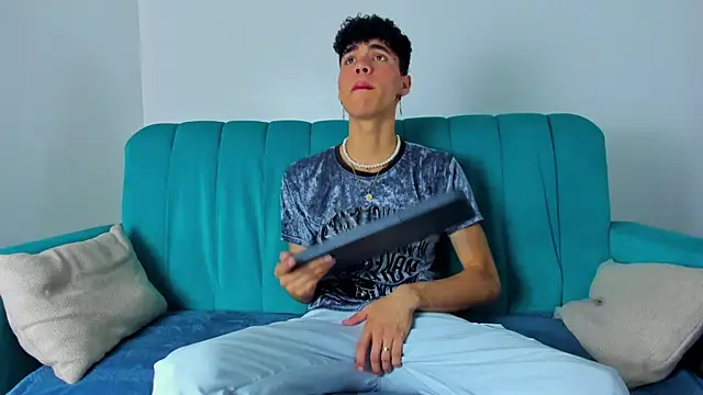 Snapshot of NeoRaptis chatting on 01.29.25 NeoRaptis online show from 01.29.25