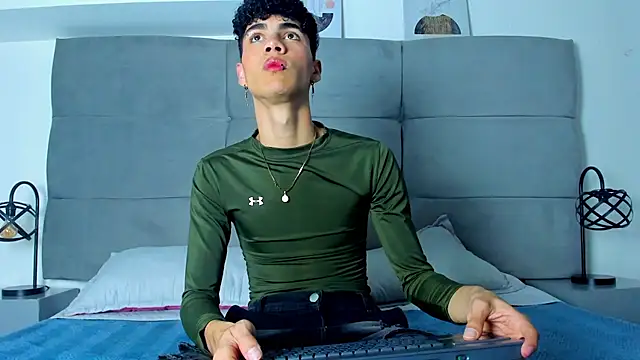 Snapshot of NeoRaptis chatting on 02.07.25 NeoRaptis online show from 02.07.25