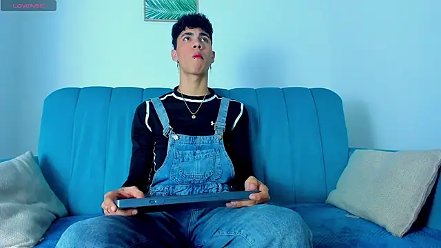 Snapshot of NeoRaptis chatting on 02.28.25 NeoRaptis online show from 02.28.25