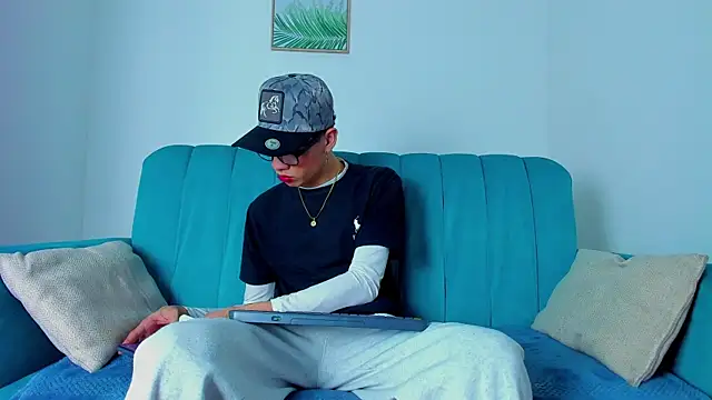 Snapshot of NeoRaptis chatting on 03.20.25 NeoRaptis online show from 03.20.25