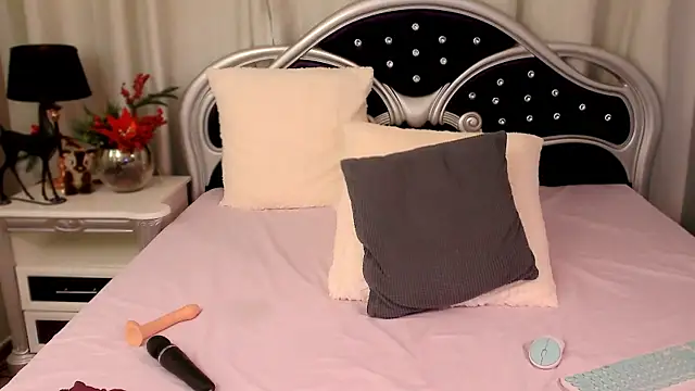 JessieePink online show from 12.13.24