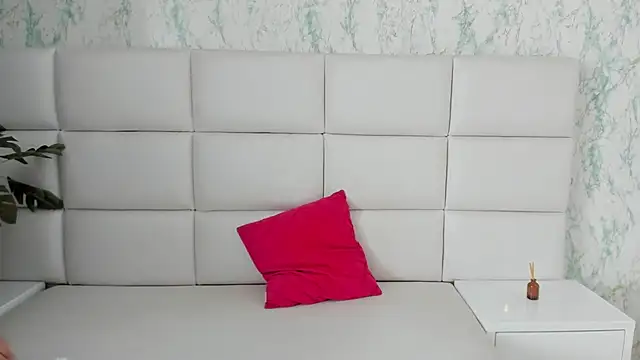 MIA  SAENZ online show from 12.23.24