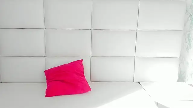 MIA  SAENZ online show from 01.05.25