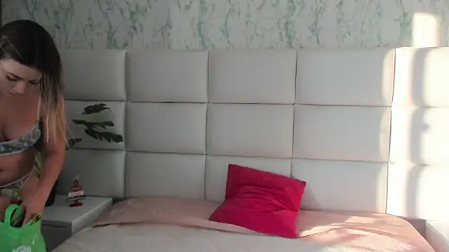 MIA  SAENZ online show from 01.09.25