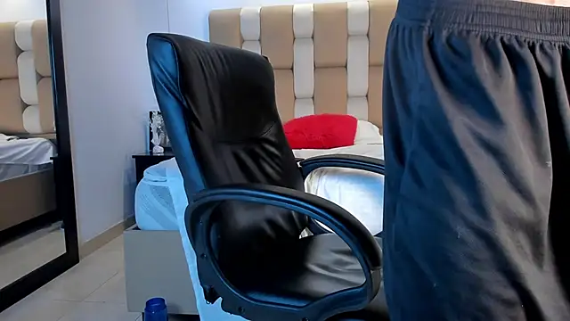 Snapshot of Aaron_Scoot chatting on 12.08.24 Aaron Scoot online show from 12.08.24