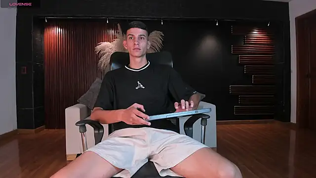 Snapshot of Aaron_Scoot chatting on 12.27.24 Aaron Scoot online show from 12.27.24