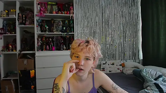 School Love online show from 04.03.26