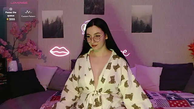 Snapshot of Fluffy_Tiffy chatting on 01.10.25 Fluffy Tiffy online show from 01.10.25