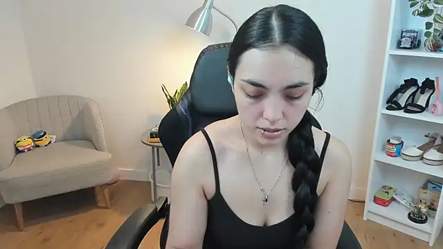 Snapshot of _BellaEvans_ chatting on 02.10.25 BellaEvans online show from 02.10.25