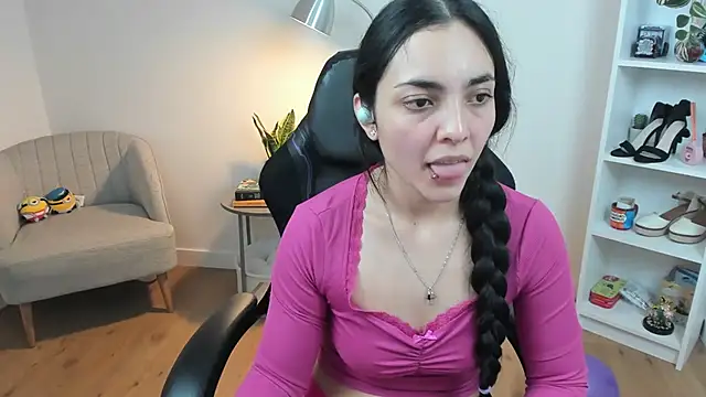 Snapshot of _BellaEvans_ chatting on 02.12.25 BellaEvans online show from 02.12.25