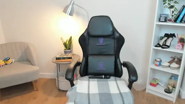 Snapshot of _BellaEvans_ chatting on 02.18.25 BellaEvans online show from 02.18.25