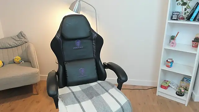 Snapshot of _BellaEvans_ chatting on 02.27.25 BellaEvans online show from 02.27.25