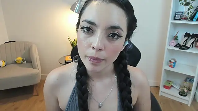 Snapshot of _BellaEvans_ chatting on 03.05.25 BellaEvans online show from 03.05.25