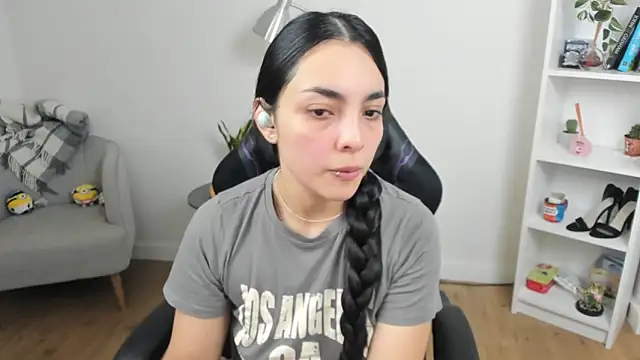 Snapshot of _BellaEvans_ chatting on 03.17.25 BellaEvans online show from 03.17.25