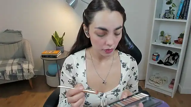 Snapshot of _BellaEvans_ chatting on 10.23.25 BellaEvans online show from 10.23.25