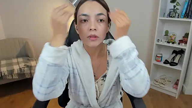 Snapshot of _BellaEvans_ chatting on 10.29.25 BellaEvans online show from 10.29.25