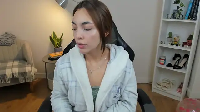 Snapshot of _BellaEvans_ chatting on 11.10.25 BellaEvans online show from 11.10.25