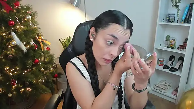 Snapshot of _BellaEvans_ chatting on 12.03.25 BellaEvans online show from 12.03.25