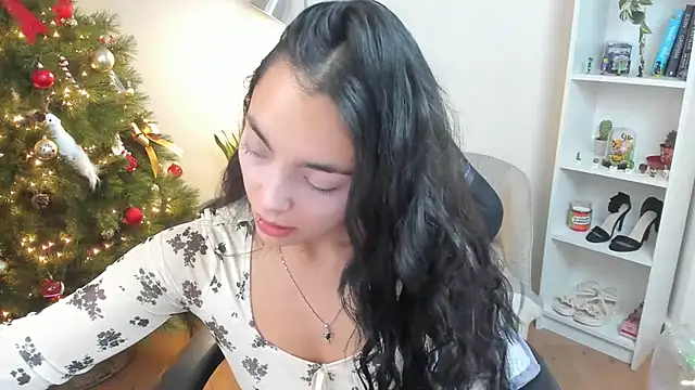 Snapshot of _BellaEvans_ chatting on 12.04.25 BellaEvans online show from 12.04.25