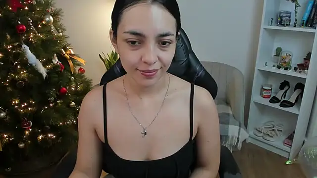 Snapshot of _BellaEvans_ chatting on 12.05.25 BellaEvans online show from 12.05.25