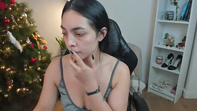 Snapshot of _BellaEvans_ chatting on 12.15.25 BellaEvans online show from 12.15.25