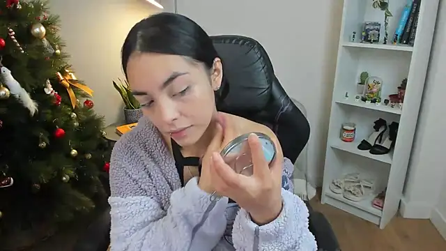 Snapshot of _BellaEvans_ chatting on 12.17.25 BellaEvans online show from 12.17.25