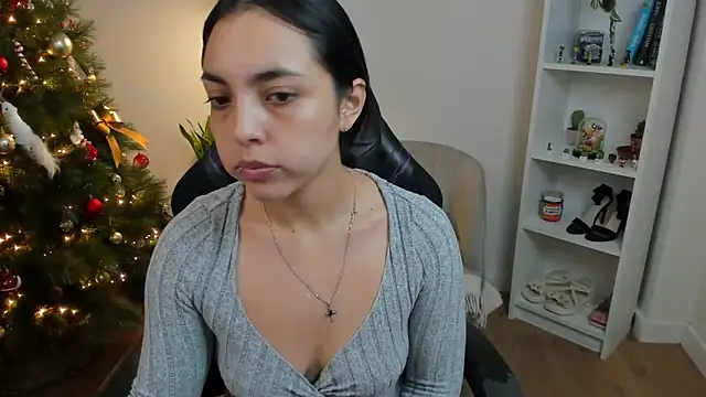 Snapshot of _BellaEvans_ chatting on 12.18.25 BellaEvans online show from 12.18.25