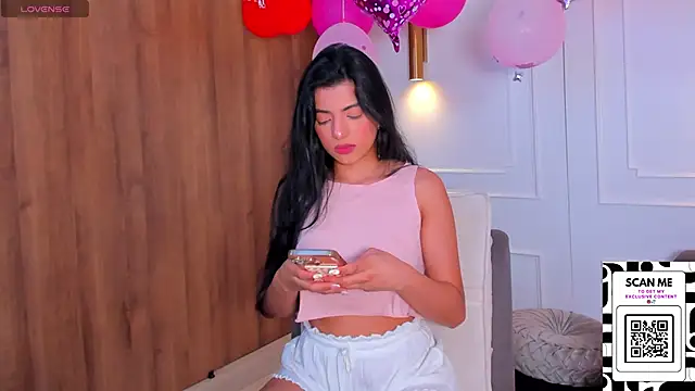 Snapshot of Chrishell_ chatting on 02.16.25 Chrishell online show from 02.16.25