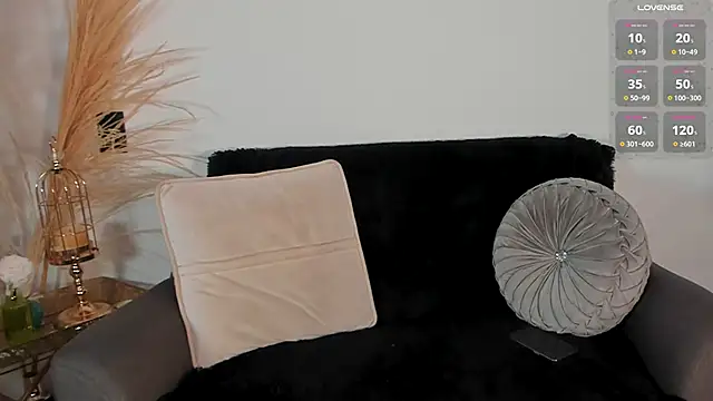 Snapshot of Chrishell_ chatting on 11.24.25 Chrishell online show from 11.24.25