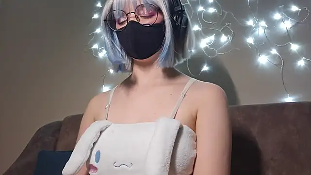 Snapshot of DanaWard chatting on 09.08.25 DanaWard online show from 09.08.25