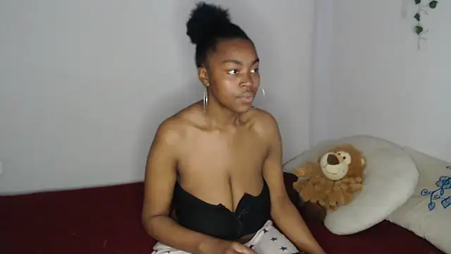 Snapshot of lyssyhorny chatting on 10.22.25 lyssyhorny online show from 10.22.25