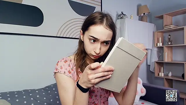 Snapshot of PollyBeev chatting on 10.27.25 PollyBeev online show from 10.27.25